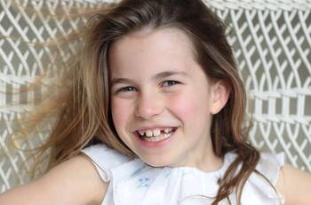 Se repite la historia en la fotografía de felicitación para la princesa Charlotte