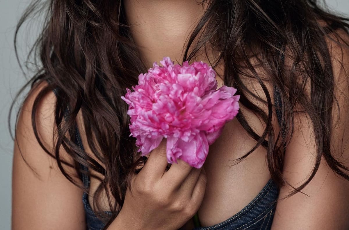 Camila Cabello luce natural para esta espectacular campaña de Victoria's Secret