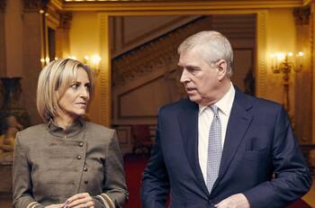 El príncipe Andrés metió la pata y solo se dio cuenta cuando lo regañó la Reina Isabel II