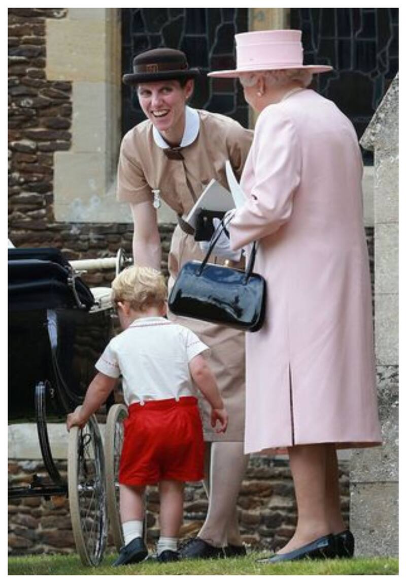 María Teresa Turrión Borallo con el príncipe George y la Reina Isabel II.