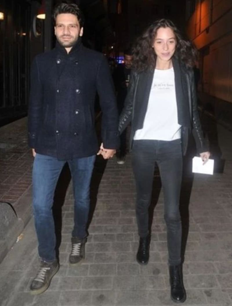 Kaan Urgancıoğlu y Zeynep Oymak estuvieron ocho años juntos, hasta que el actor la dejó por Burcu Denizer.