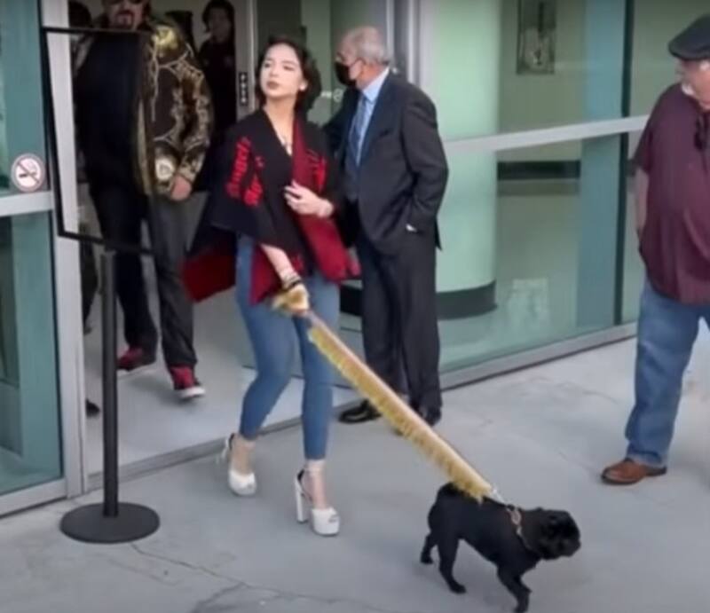 Ángela Aguilar habla sobre el video que se hizo viral ignorando a un adulto mayor - Créditos: YouTube