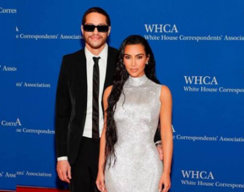 Kim Kardashian y Pete Davidson protagonizan un momento de amor durante una alfombra roja - Créditos: Instagram