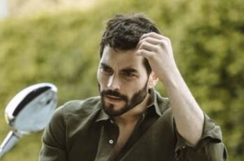 El actor turco Akin Akinözü estrena nueva pareja y super producción dramática