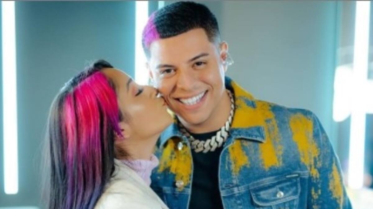 Escucha la emotiva serenata de Eduin Cazares a su esposa