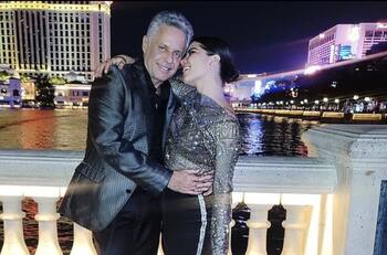 Alexis Ayala anuncia boda con su novia 28 años menor; le dio valioso anillo en París