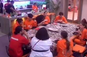 Alumnos de 'La Academia 20 años' encuentran gusanos en su comida