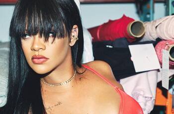 Desde el taller: Rihanna deslumbró a todos en microbikini coral enseñando la panza