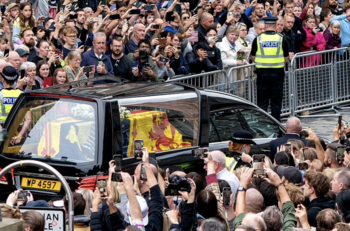 El cuerpo de la reina Isabel II llegó a Edimburgo y estará en el Palacio de Holyroodhouse esta noche