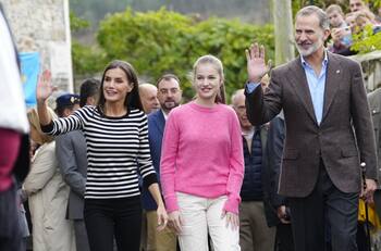 Reina Letizia y Rey Felipe de España anuncian que la Princesa Leonor seguirá estudios militares