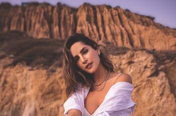 Carmen Villalobos entrega curiosos mensajes a través de los colores de su ropa