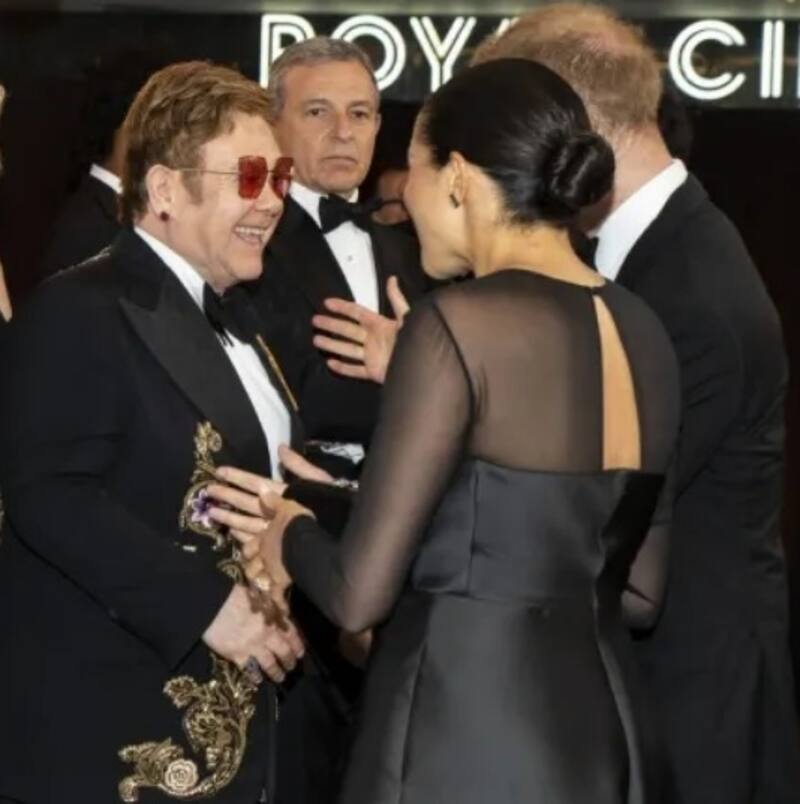 Sir Elton John y con Meghan y Harry. Eran otros tiempos. - Créditos: Hello Magazine