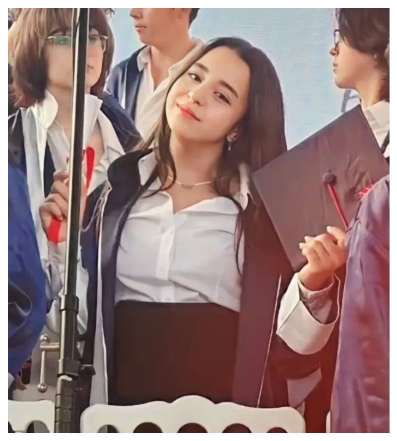 Beren Gökyıldız con su diploma de educación primaria. La actriz está de vacaciones y comenzará después su período de secundaria.
