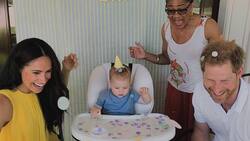 Archie tiene acento estadounidense y su voz no es chillona