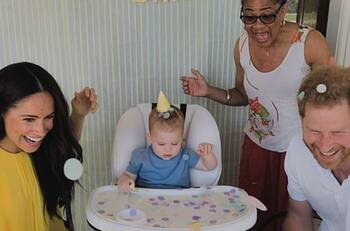 Archie tiene acento estadounidense y su voz no es chillona