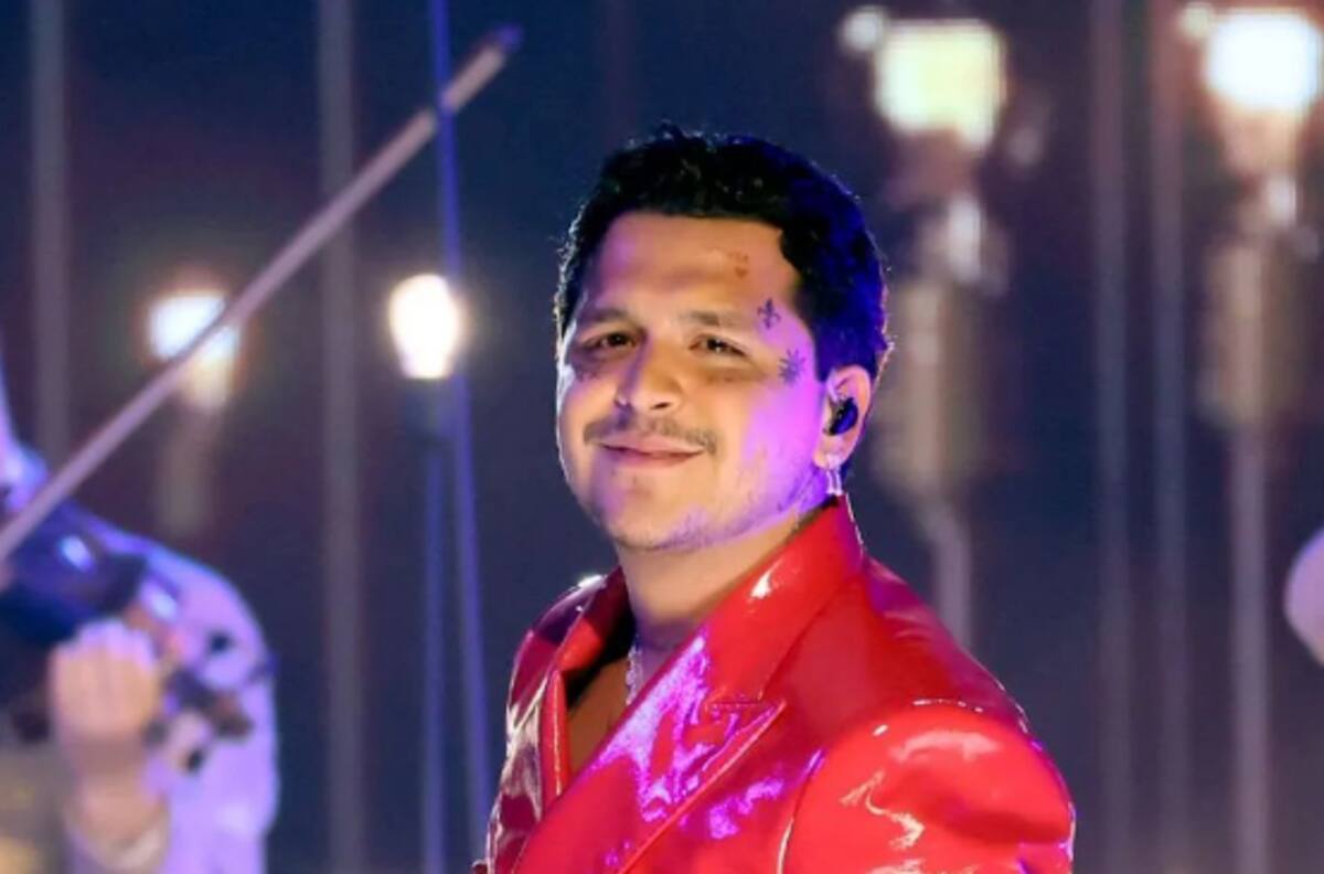 Christian Nodal confiesa que extraña algo