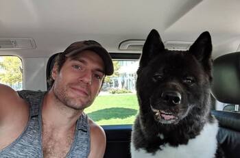 Henry Cavill confiesa que su perro le ha cambiado la vida y lo ayuda con su salud mental