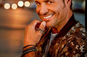 Chayanne canta en dueto virtual y con pantuflas uno de sus históricos hits