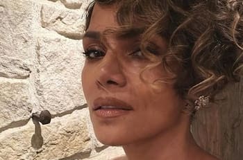 Halle Berry asombra con su figura al mostrarse tal y como llegó al mundo desde balcón de su mansión