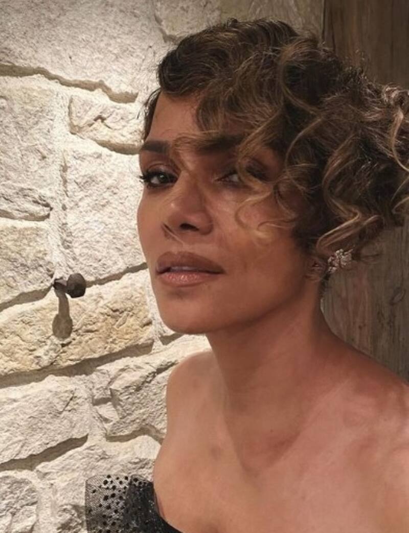 Halle Berry asombra con su figura al mostarse tal y como llegó al mundo desde balcón de su mansión La actriz conserva una figura notable a los 56 años - Créditos: Instagram