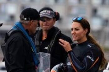 Kate Middleton no pasa inadvertida con su ceñido traje de neoprén en regata benéfica