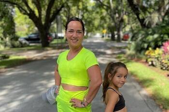 Alaïa Costa, hija de Adamari López, ya juega golf como toda una profesional