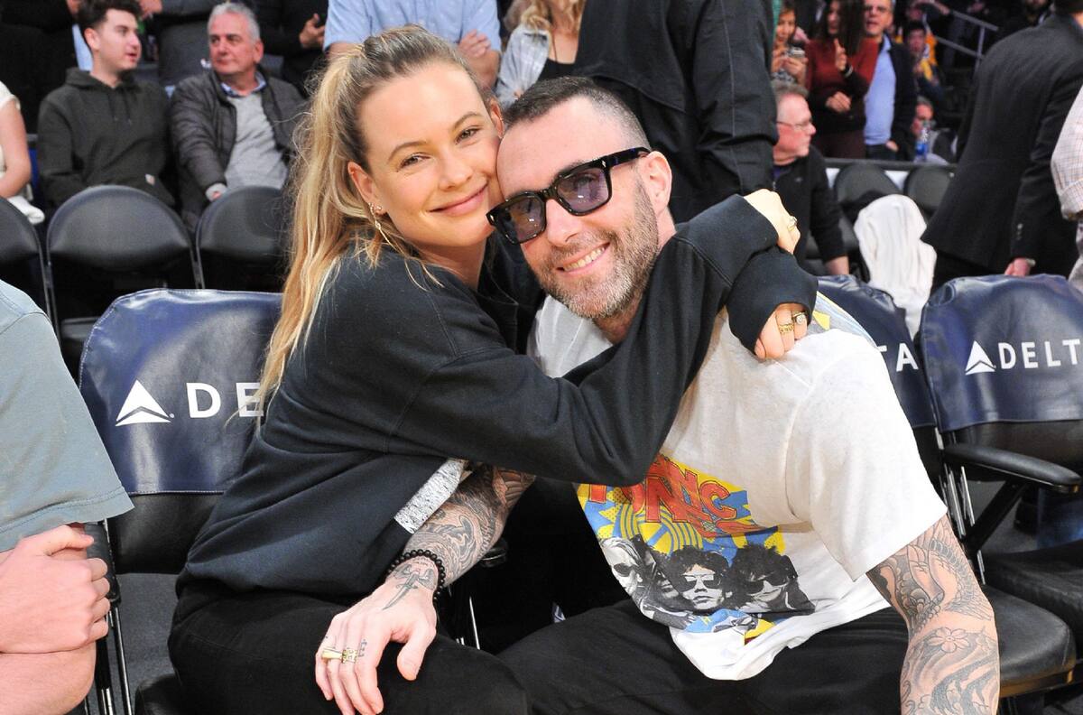 Esposa de Adam Levine está molesta por las acusaciones de infiel del cantante, pero confía en él