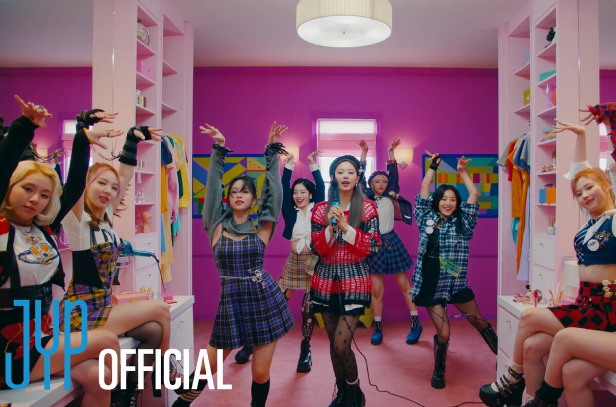 TWICE invita a un baile de graduación en nuevo video de 'The Feels'
