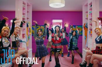 TWICE invita a un baile de graduación en nuevo video de 'The Feels'