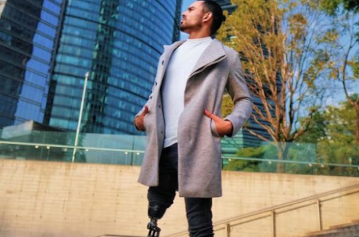 Vocalista de Grupo Firme dona dinero a conferencista con cáncer y este lo rechaza