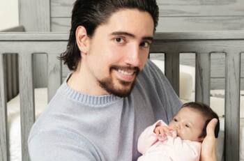 Las fotos de Mía en brazos de Alex Fernández que derriten de ternura a cualquiera