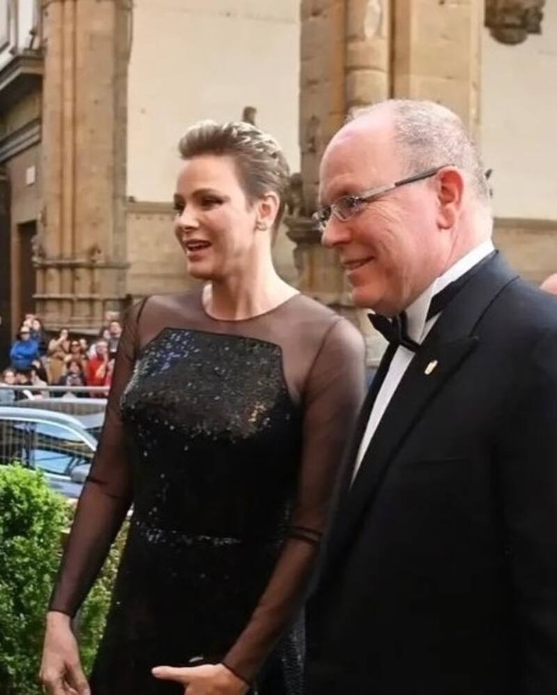 Princesa Charlene y Alberto de Mónaco intentan retomar su romance con breves vacaciones en Florencia La cita de gala de la pareja monegasca en la noche de Florencia - Créditos: Instagram