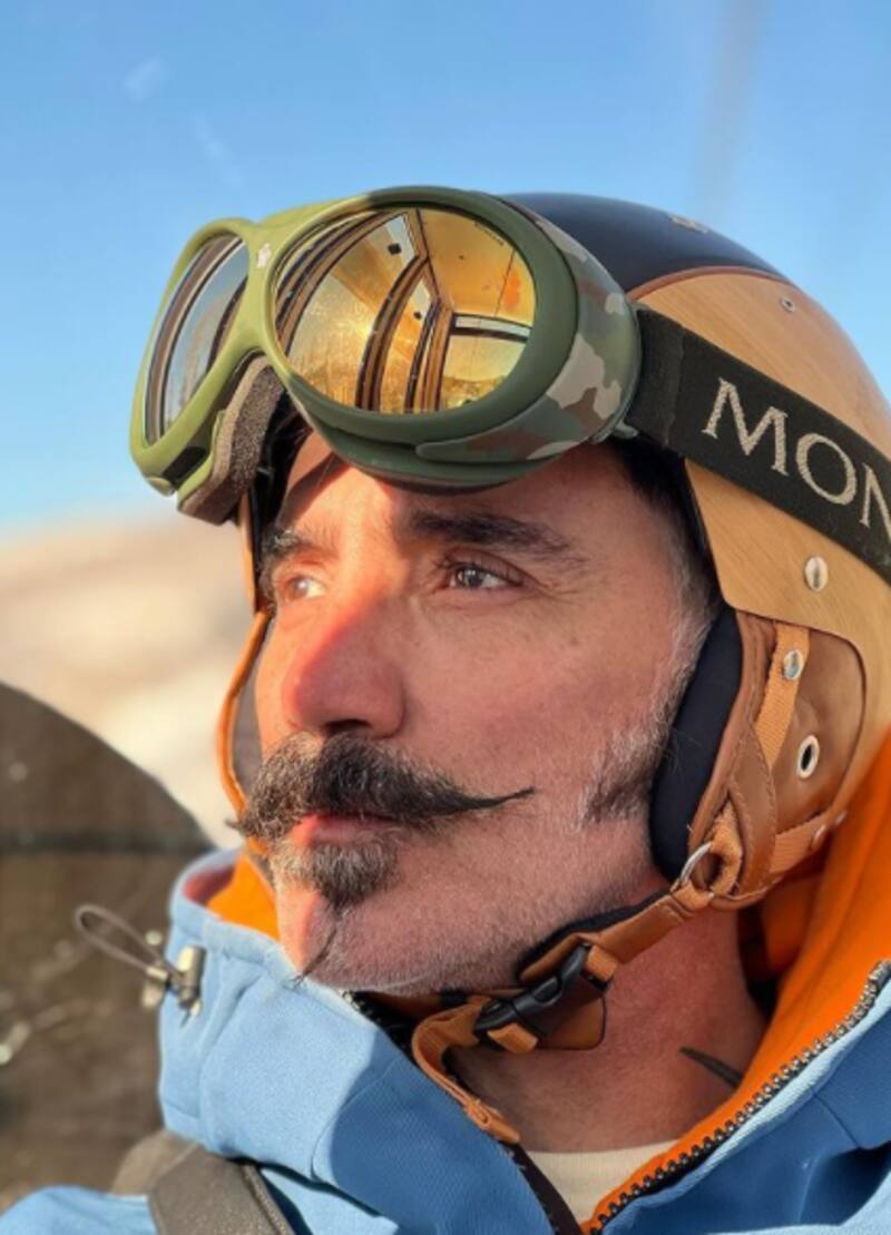 Alejandro Fernández con Doña Cuquita en un vuelo extremo - Créditos: Instagram