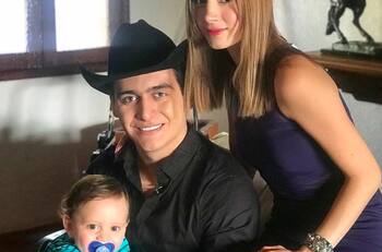 Julián Figueroa comparte foto con su esposa después de su polémico beso con otra mujer