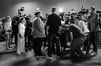 Piqué comparte una nueva foto junto a Clara Chía pero internautas critican el look de la joven