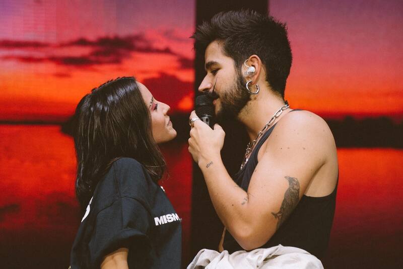 La pareja en uno de sus conciertos en España - Créditos: Facebook:Camilo