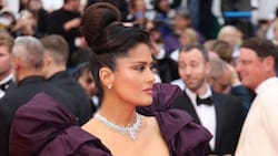 Salma Hayek acapara las miradas en Cannes con su escotadísimo vestido púrpura