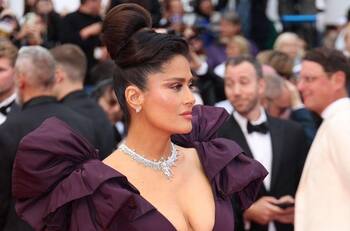 Salma Hayek acapara las miradas en Cannes con su escotadísimo vestido púrpura