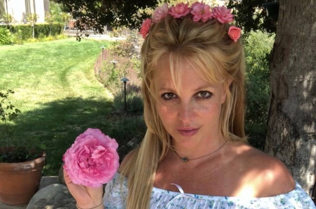 Britney Spears se olvida de la ropa para sumergirse en el mar