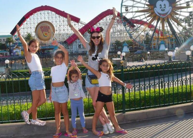 Jacqueline acompañada de sus cinco hijas - Créditos: Instagram