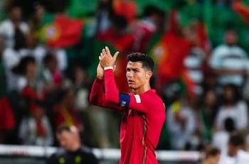 Cristiano Ronaldo recompensa a su pequeño fan que burló la seguridad con tal de conocerlo