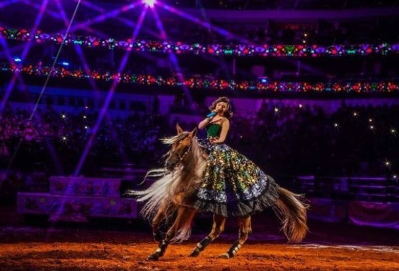 Angela Aguilar luce su gran destreza ecuestre Angela en el American Airlines Center (Dallas). - Créditos: Instagram