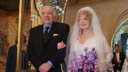 Actriz de telenovelas mexicanas se casa a los 51 años y famoso productor la entrega en el altar