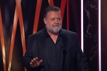 Russell Crowe paga alta suma de dinero para salvar la vida de un cuervo con el que se identifica