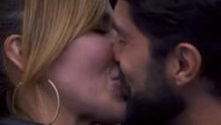 El apasionado beso de Aylín Mujica y Arturo Carmona desata las especulaciones