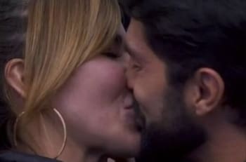 El apasionado beso de Aylín Mujica y Arturo Carmona desata las especulaciones