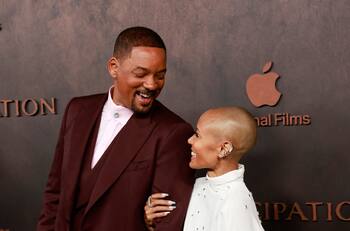 Will Smith besa la frente de Jada Pinkett en su regreso a las alfombras rojas
