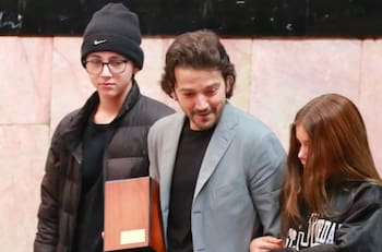 Hijos de Diego Luna y Camila Sodi salen del anonimato tras la muerte de su abuelo