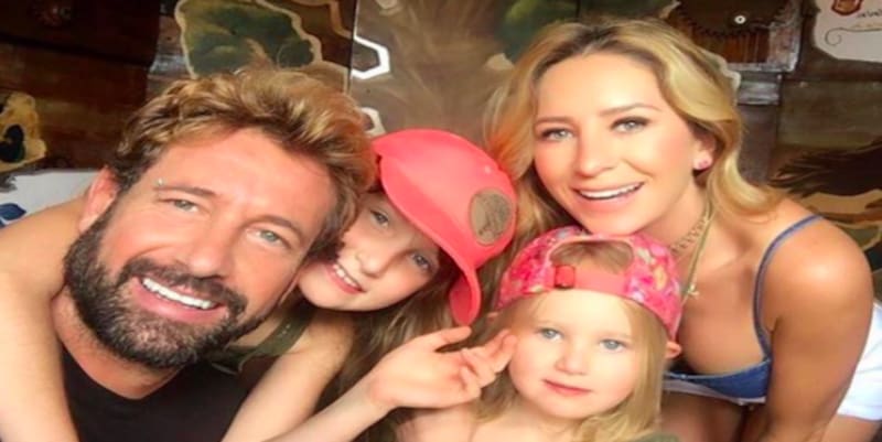 Gabriel Soto junto a sus hijas y Geraldine - Créditos: Instagram