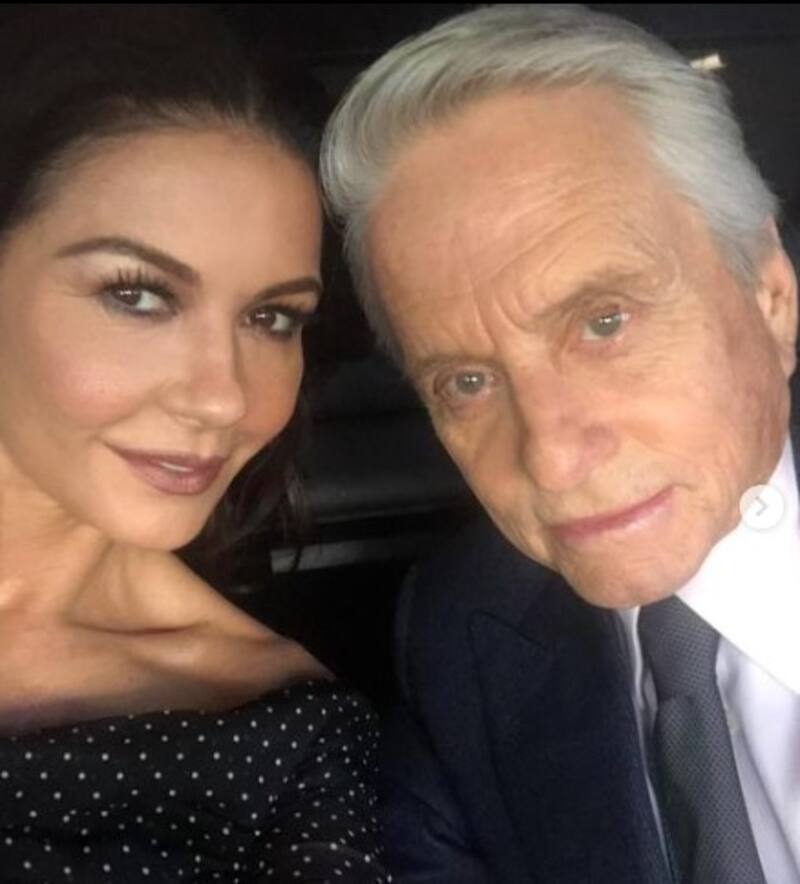 Michael Douglas y Catherine Zeta-Jones sus 25 años de diferencia de edad en el día de sus cumpleaños La foto con que celebran sus mutuos cumpleaños - Créditos: Instagram